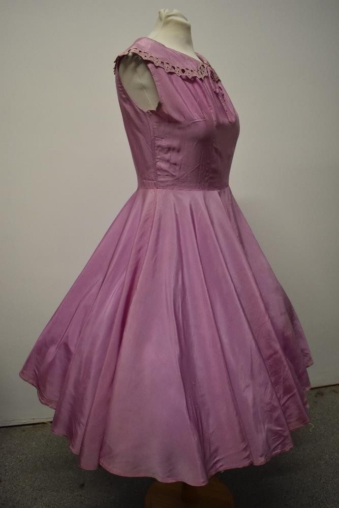 A mauve lightweight taffeta day dress, having portrait collar with cutwork and machine embroidery, - Image 5 of 7