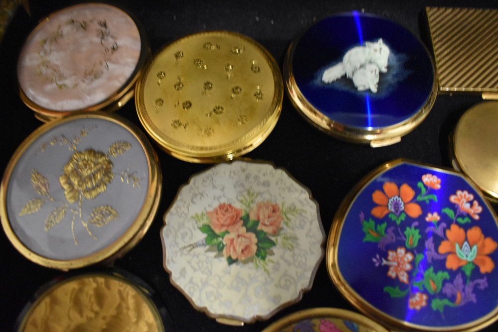 A collection of vintage compacts, including Stratton, some novelty designs, such as cats, - Image 3 of 5
