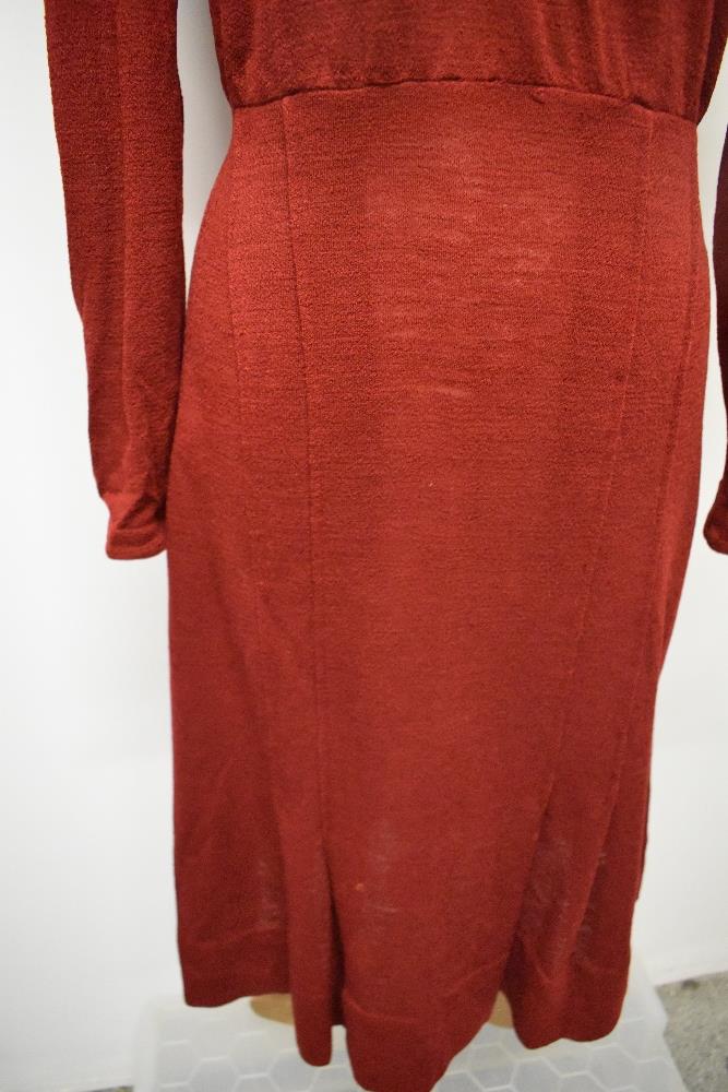 A russet coloured 1940s day dress, having long sleeves, pockets to bodice with angular stitched - Image 4 of 7