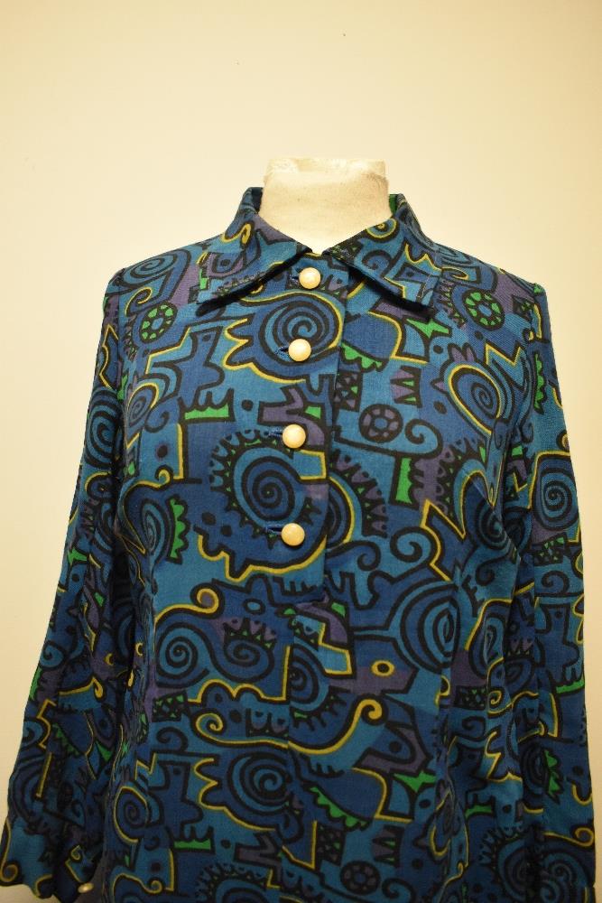 A 1950s full skirted cotton day dress, having brilliant novelty medallion print on cobalt blue - Image 9 of 9