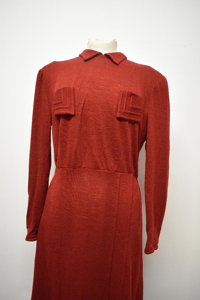 A russet coloured 1940s day dress, having long sleeves, pockets to bodice with angular stitched - Image 2 of 7