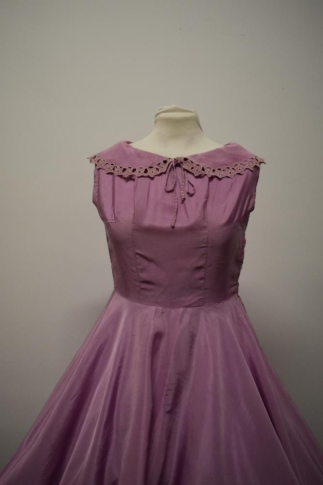 A mauve lightweight taffeta day dress, having portrait collar with cutwork and machine embroidery, - Image 2 of 7
