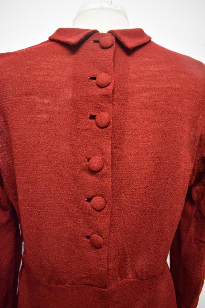 A russet coloured 1940s day dress, having long sleeves, pockets to bodice with angular stitched - Image 7 of 7