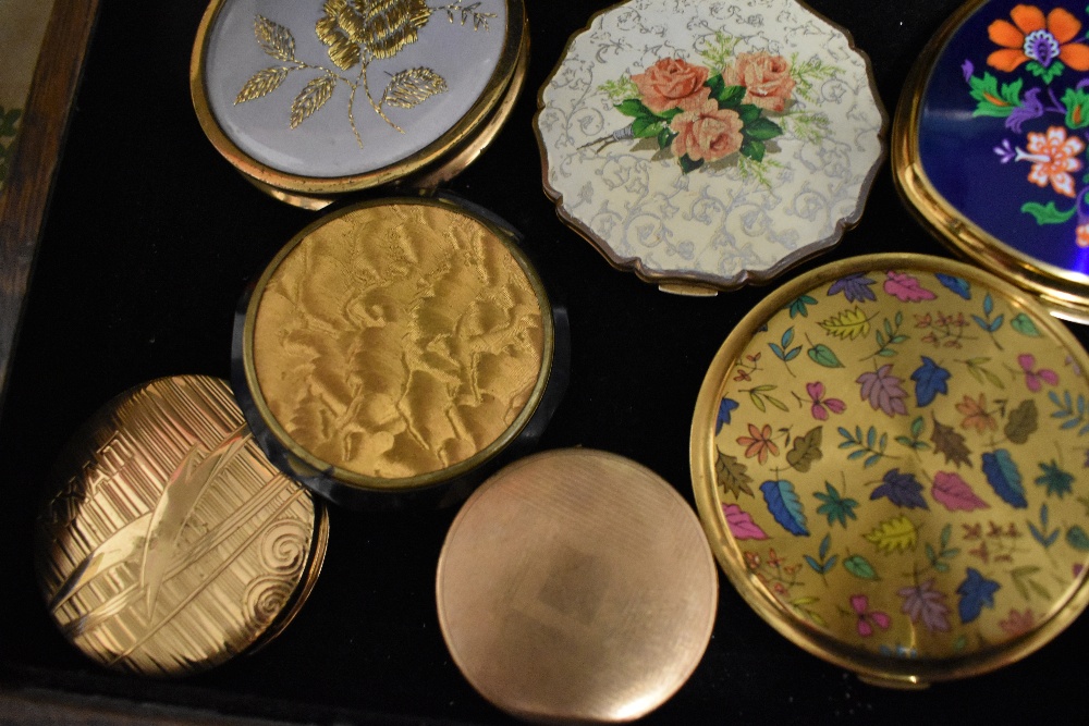 A collection of vintage compacts, including Stratton, some novelty designs, such as cats, - Image 4 of 5