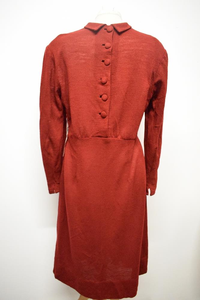A russet coloured 1940s day dress, having long sleeves, pockets to bodice with angular stitched - Image 6 of 7