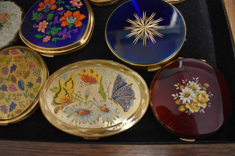 A collection of vintage compacts, including Stratton, some novelty designs, such as cats, - Image 2 of 5