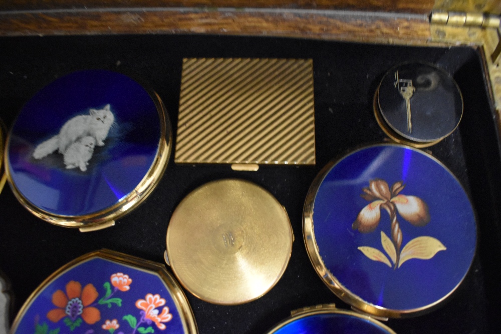 A collection of vintage compacts, including Stratton, some novelty designs, such as cats, - Image 5 of 5