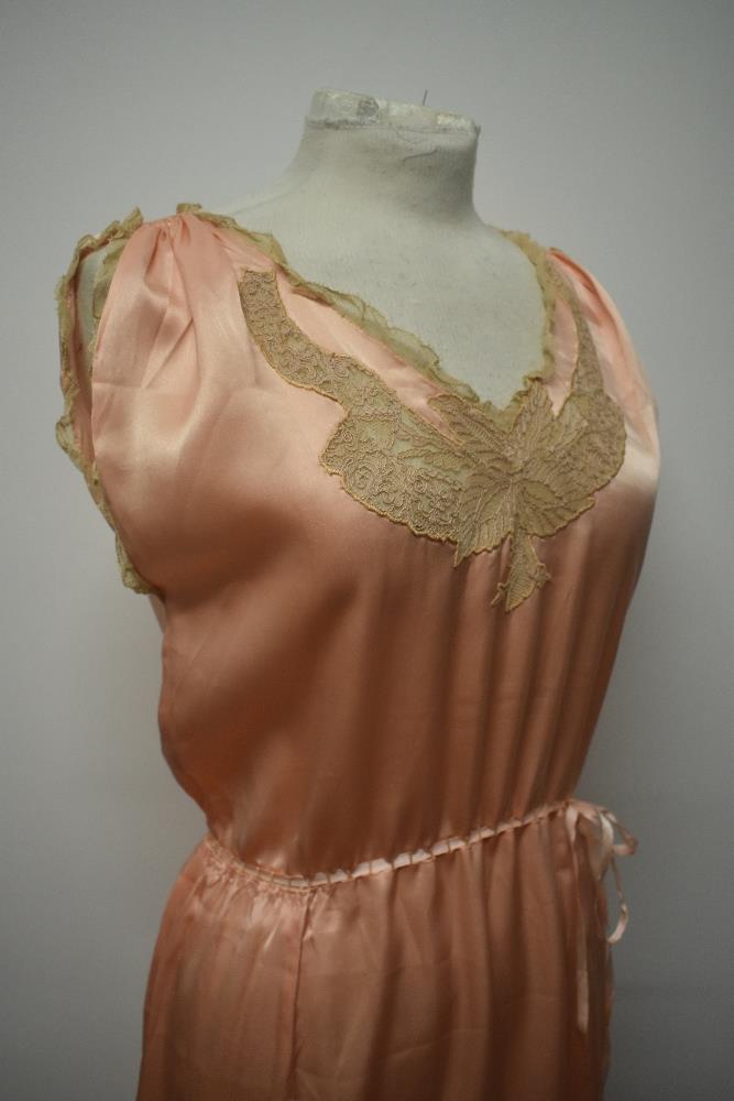 A 1920s pale pink silky 1920s nightdress, having adjustable ribbon fastening to waist, pretty lace - Image 5 of 14