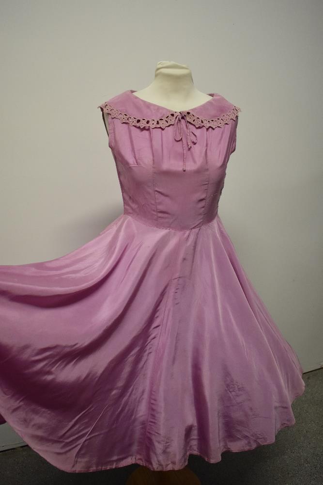 A mauve lightweight taffeta day dress, having portrait collar with cutwork and machine embroidery, - Image 3 of 7