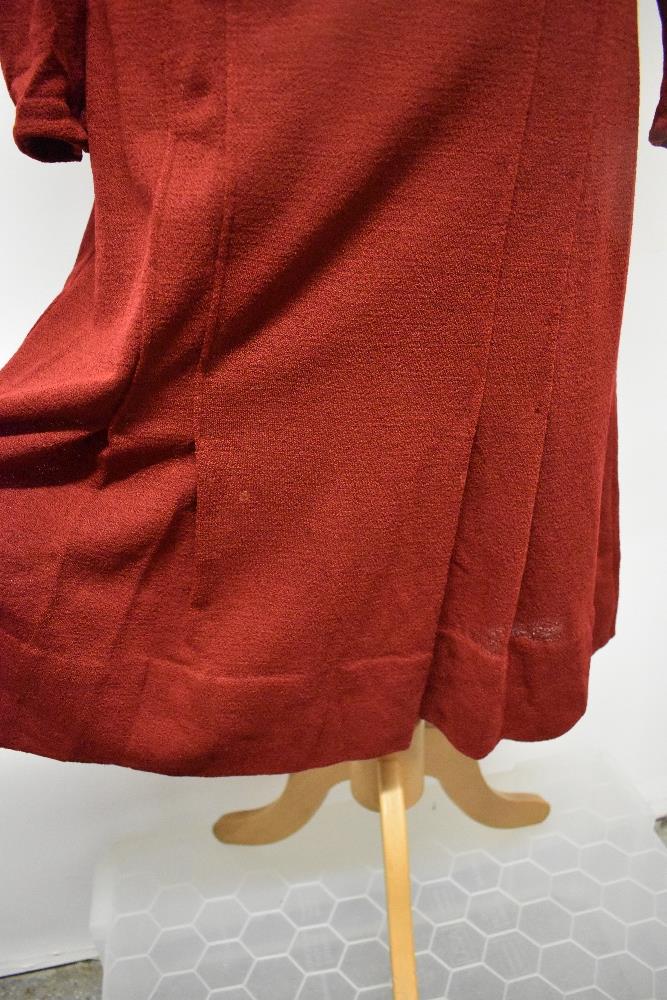 A russet coloured 1940s day dress, having long sleeves, pockets to bodice with angular stitched - Image 5 of 7