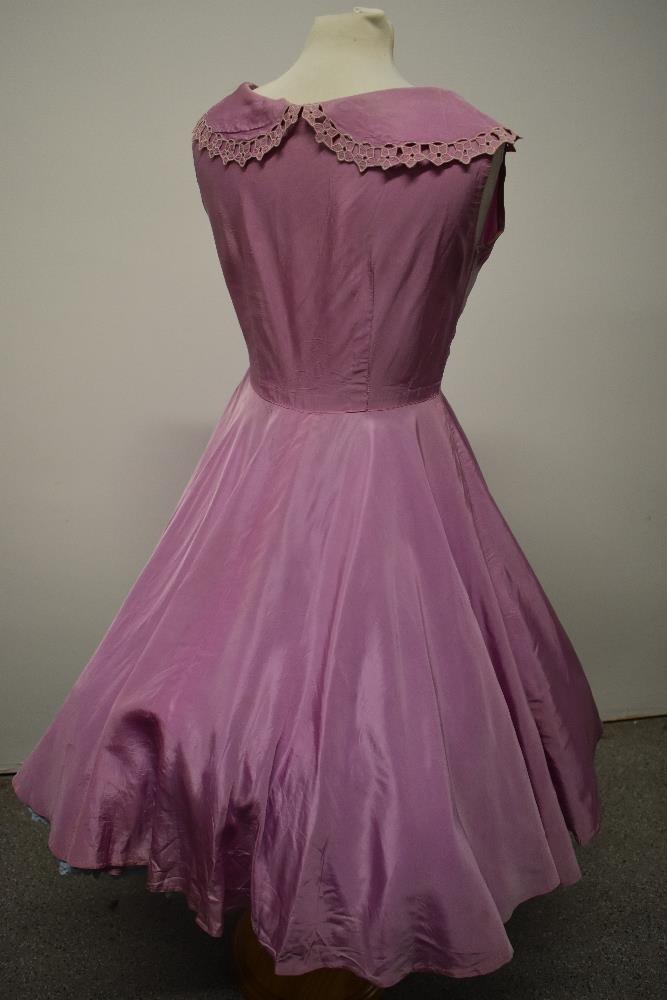 A mauve lightweight taffeta day dress, having portrait collar with cutwork and machine embroidery, - Image 6 of 7