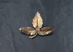 A 9ct gold leaf brooch with decorative engraving and detail, 2.6g