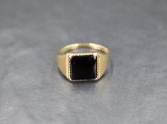 A gent's 9ct gold signet ring having black onyx square panel, size U & approx 2.9g