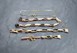 A small quantity of 9ct gold and yellow metal stamped 9ct including stretch watch straps, broken bar