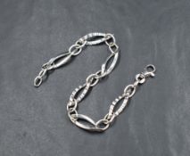 A 9ct white gold bracelet having lozenge shaped plain and textured links, approx 7.5' & 5.6g