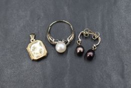A cultured pearl ring having diamond chip set open twist shoulders on a 9ct gold loop, size R, a