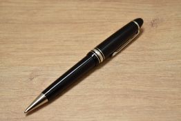 A boxed Montblanc Le Grand Platinum ballpoint pen