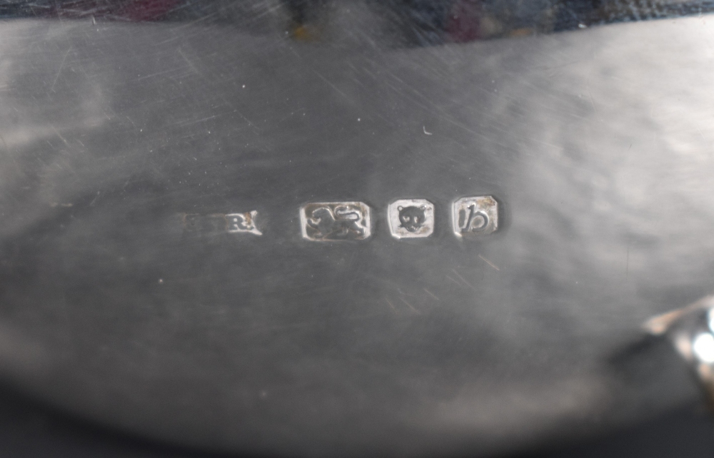 A Queen Elizabeth II silver sauce boat, of traditional form with reeded foliate ornamented rim, - Image 4 of 4