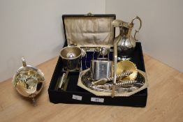 An assorted collection of silver plated ware, to include a set of teaspoons and sugar nips, a
