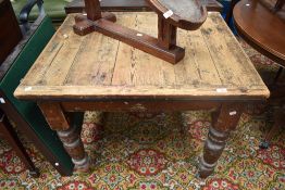 An early to mid 20th Century oak drawer leaf kitchen table