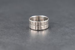 A white metal wedding band stamped PLAT, having cut detail, size K & approx 6.9g