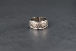 An 18ct white gold wedding band having cut decoration, size M & approx 5.6g