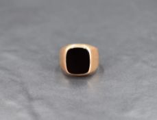 A gent's 9ct gold signet ring having onyx panel, size S & approx 6.8g