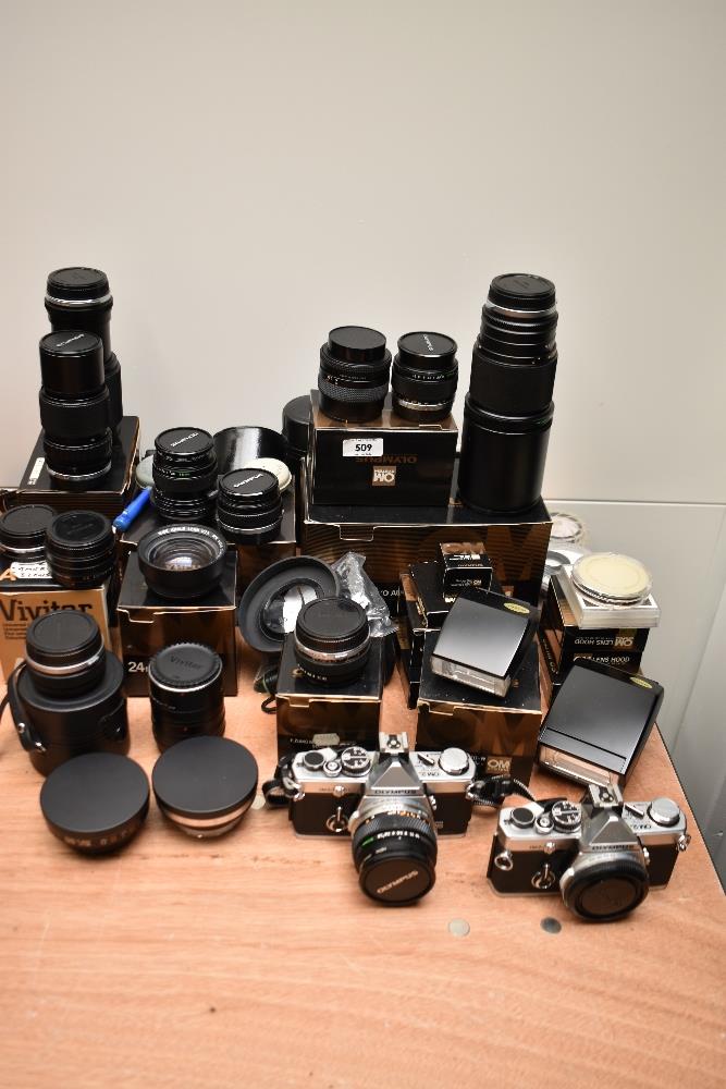 Two Olympus OM-2 camera bodys with an Olympus OM System G Zuiko Auto-W 1:3,5 28mm lens, an Olympus