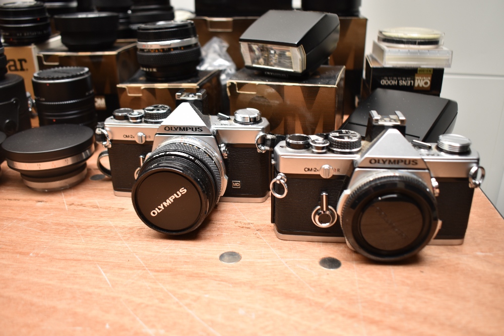 Two Olympus OM-2 camera bodys with an Olympus OM System G Zuiko Auto-W 1:3,5 28mm lens, an Olympus - Image 2 of 4