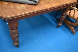 A Victorian mahogany windout dining table (af) over wound & no additional leaves, approx 140 x