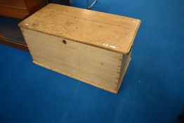 A 19th century stripped pine bedding box, approx 98 x 48 x 47cm