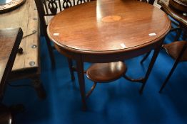 An Edwardian mahogany oval occasional table with inlay decoration, approx. 75 x 57cm