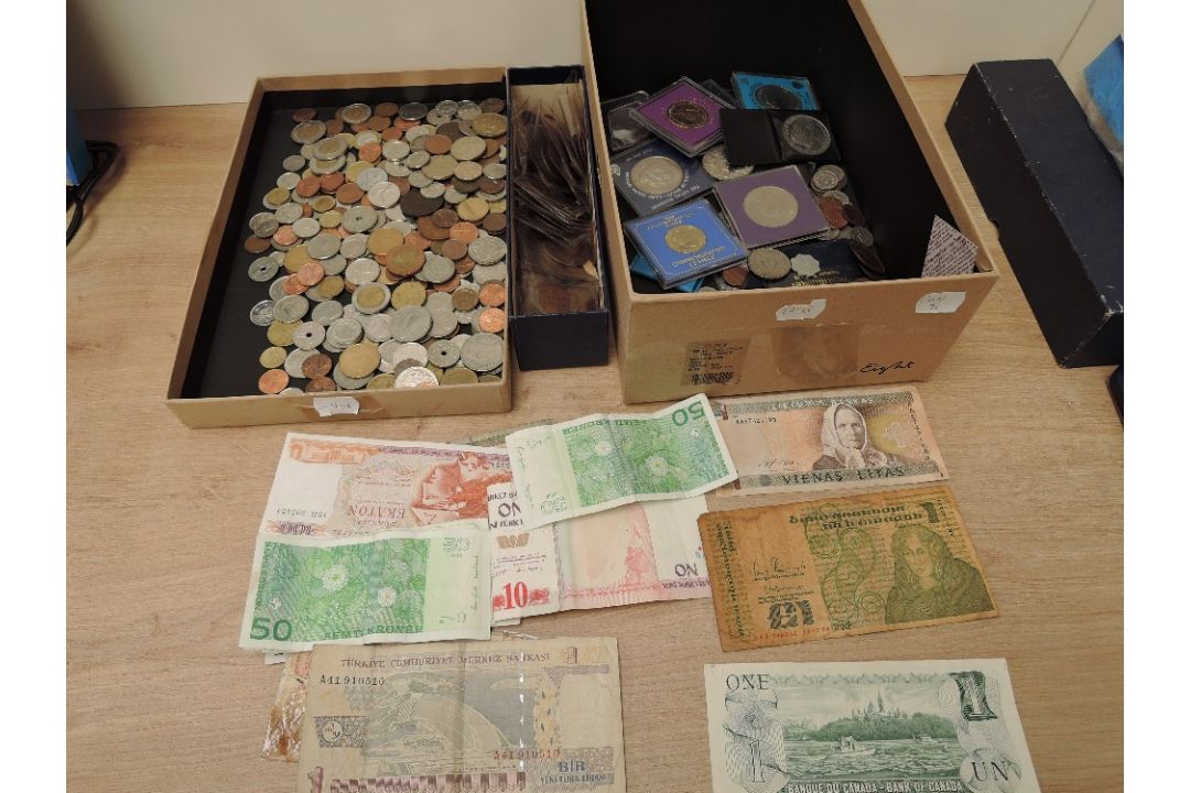 Two boxes of GB & World Coins including GB Five Pounds x3, 1986 Commonwealth Games Two Pounds in - Image 1 of 3