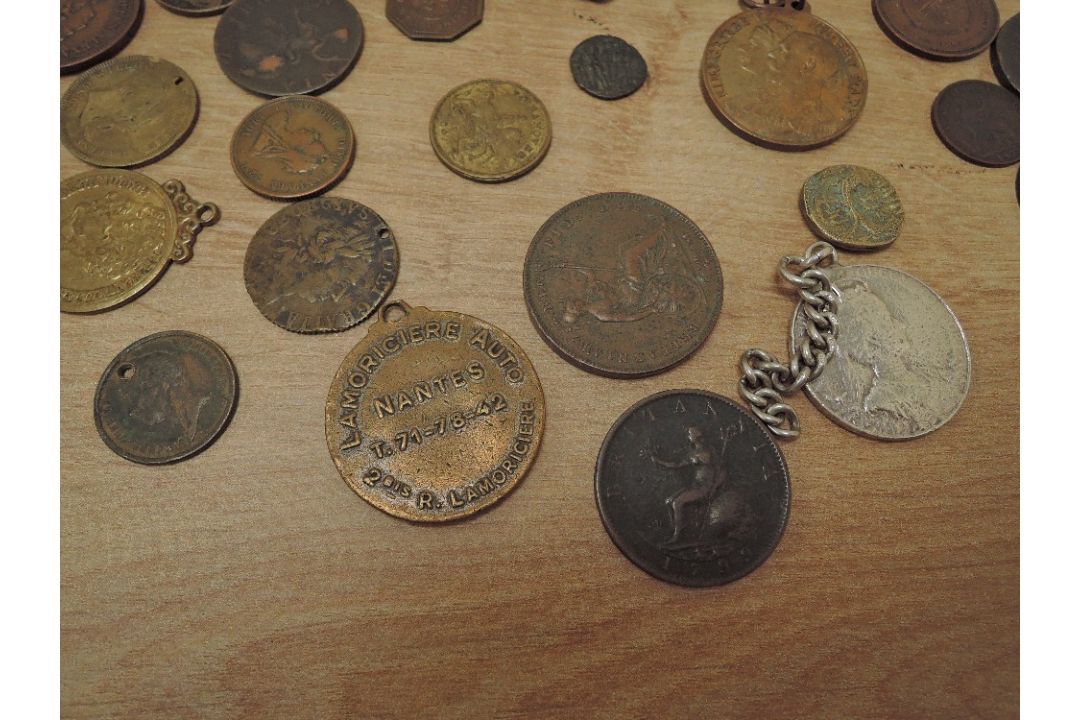 A collection of mainly GB Coins including 1858 Penny, 1872 Farthing, Two Cart wheel Twopences and - Image 4 of 4