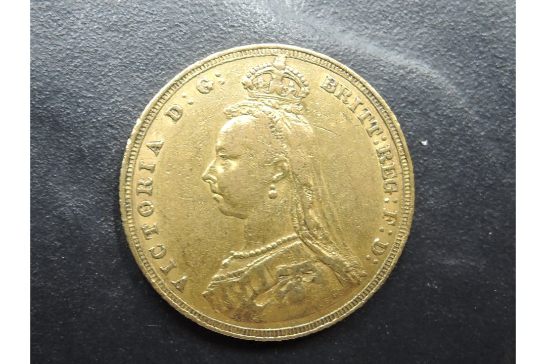 A 1887 Queen Victoria Gold Sovereign, Jubilee Head, George & Dragon, Royal Mint, Westminster Mint - Image 2 of 3