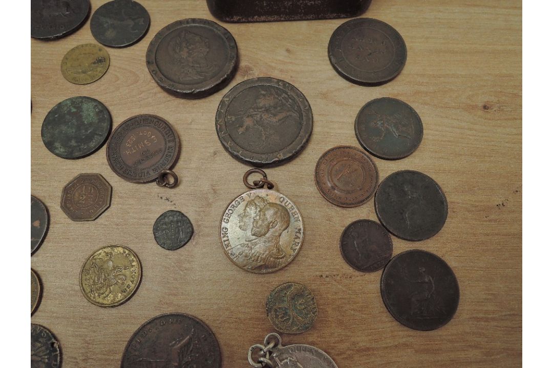 A collection of mainly GB Coins including 1858 Penny, 1872 Farthing, Two Cart wheel Twopences and - Image 2 of 4