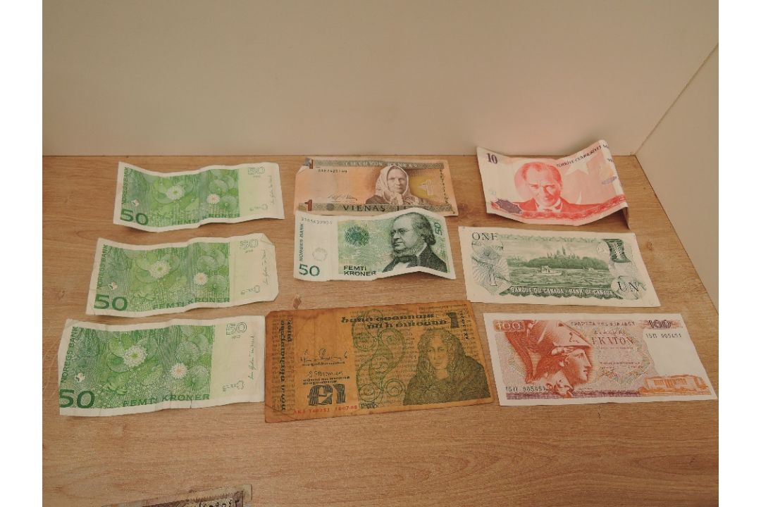 Two boxes of GB & World Coins including GB Five Pounds x3, 1986 Commonwealth Games Two Pounds in - Image 2 of 3