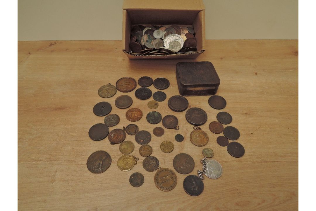 A collection of mainly GB Coins including 1858 Penny, 1872 Farthing, Two Cart wheel Twopences and - Image 1 of 4
