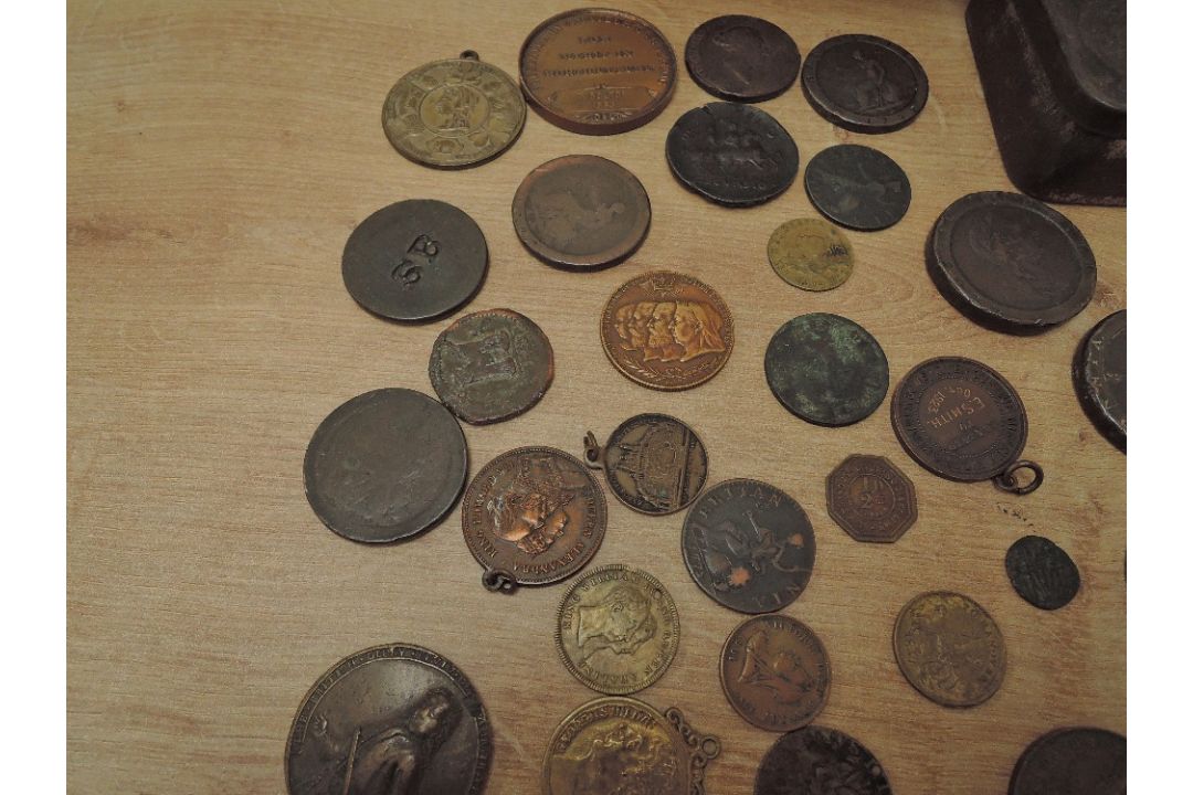 A collection of mainly GB Coins including 1858 Penny, 1872 Farthing, Two Cart wheel Twopences and - Image 3 of 4