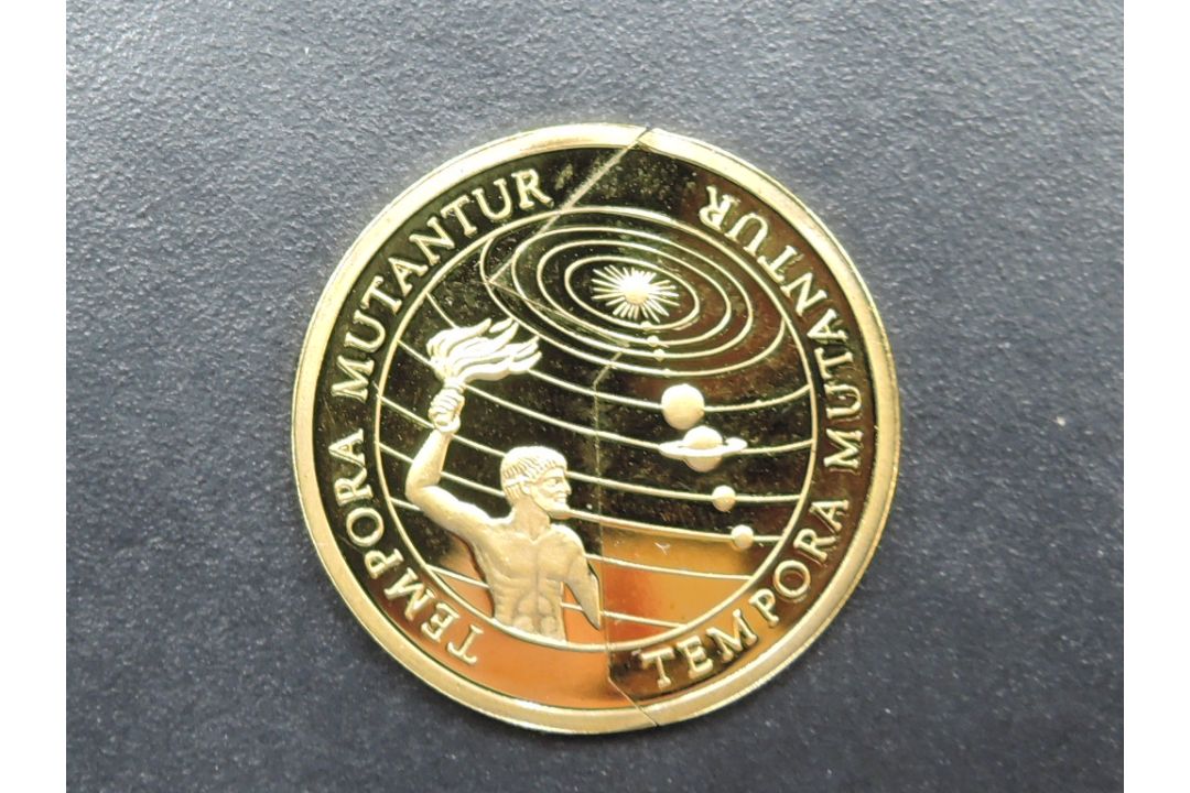A Kiribati & Samoa Millennium Gold Proof $50 Coin in two parts, 8g of 999/1000 Gold, Westminster - Image 2 of 3
