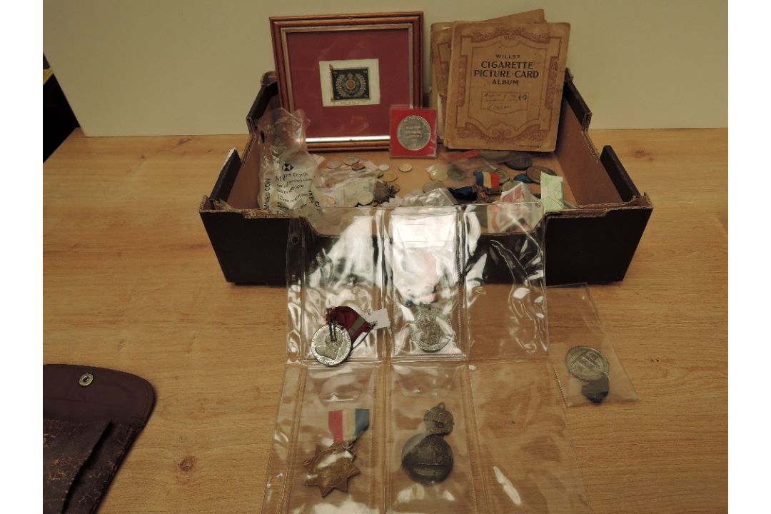A collection of GB & World Coins and Medallions including Swiss 1979, 1989 & 1990 Silver Two Francs, - Image 1 of 2