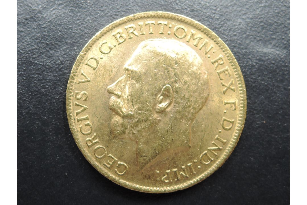 A 1915 George V Gold Sovereign, George & Dragon, Royal Mint, Westminster Mint Case and Certificate - Image 2 of 3