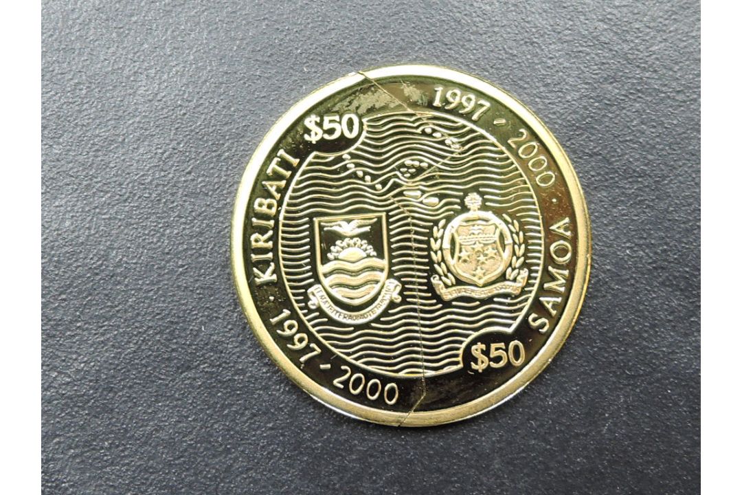 A Kiribati & Samoa Millennium Gold Proof $50 Coin in two parts, 8g of 999/1000 Gold, Westminster - Image 1 of 3
