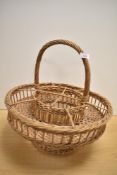 A large aperitif basket, for bottles and glasses.