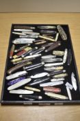 A tray of assorted collectable and other pocket knives, to include horn handled knives, a tartan