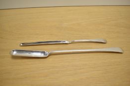 Two silver-plated Old English pattern marrow scoops, single scoops opposed by slender tapering