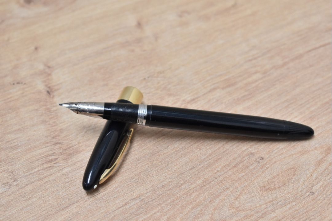 A Sheaffer Statesman snorkel fill fountain pen in black with broad band to white spot cap having - Image 1 of 3