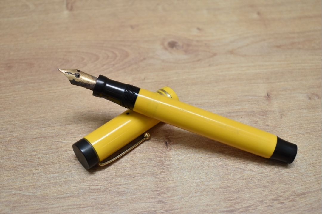A Parker Duofold Senior Lucky Curve button fill fountain pen in mandarin yellow with two narrow - Image 1 of 3