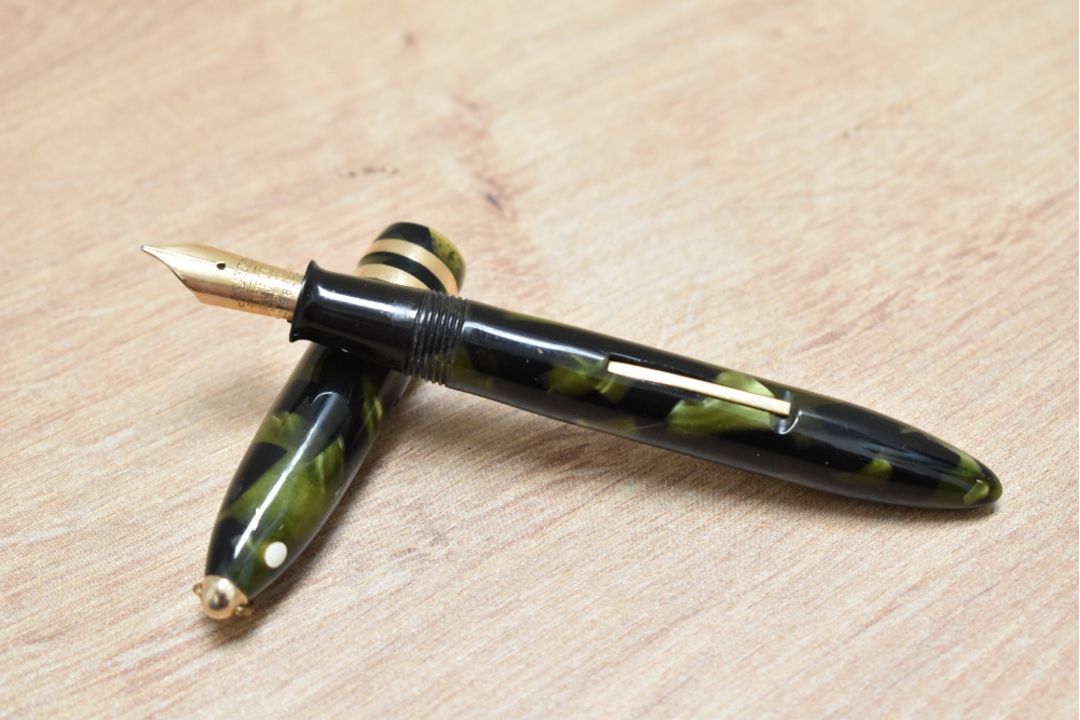 A Sheaffer Lifetime Balance Petite lever fill fountain pen in marine green with white spot, ring top - Image 1 of 3