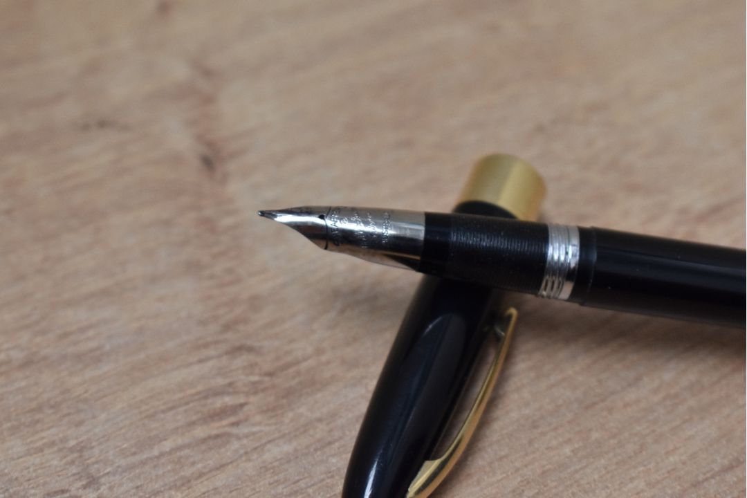 A Sheaffer Statesman snorkel fill fountain pen in black with broad band to white spot cap having - Image 2 of 3